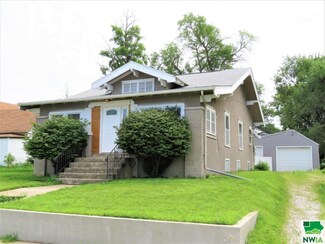 724 Driftwood St, Correctionville, IA 51016