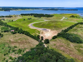 800 Shores Dr, Honey Grove, TX 75446