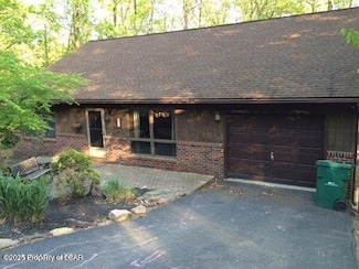 16 Iroquois Cir, Hazleton, PA 18202