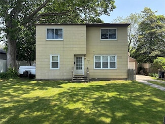 11 Yonda Dr, Sayville, NY 11782