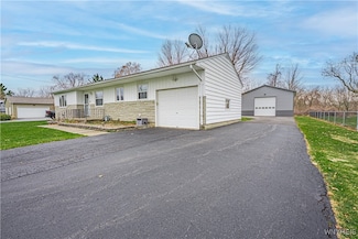 5780 Joanne Dr, Sanborn, NY 14132