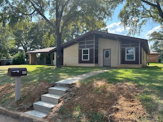 405 Shamrock Dr, Palestine, TX 75803