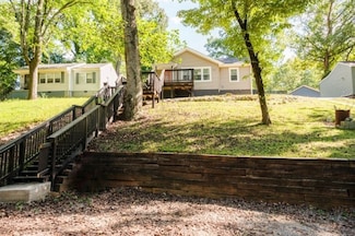 712 Woodlawn Dr, Clarksville, TN 37040
