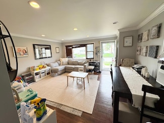 93 E End Ave, Hicksville, NY 11801