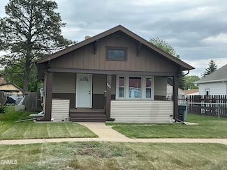 208 9th Ave SW, Mandan, ND 58554