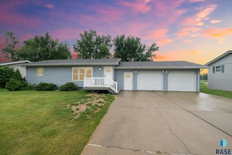 411 N Douglas St, Howard, SD 57349