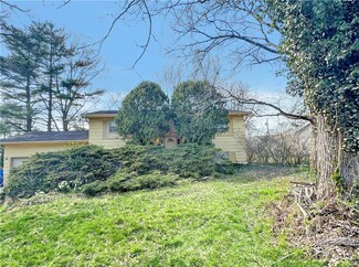 1828 University Dr, Charleston, IL 61920