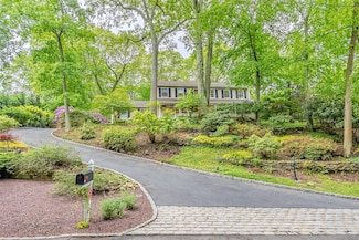12 Nadworny Ln, Stony Brook, NY 11790