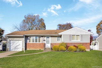 15 2nd Ave, Farmingdale, NY 11735