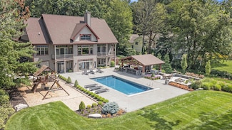 798 Pine Bay Dr, Holland, MI 49424