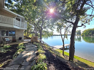 3411 Wormer Dr, Waterford, MI 48329