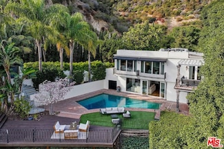 8828 Thrasher Ave, Los Angeles, CA 90069