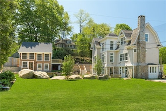 17 E Hills Rd, Westerly, RI 02891