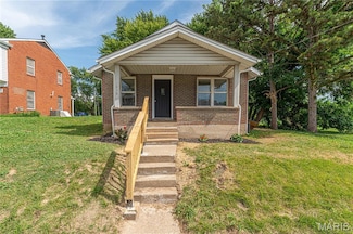 1036 Olive St, Saint Charles, MO 63301