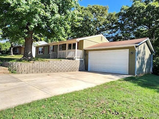 225 Merriweather Ln, Fairview Heights, IL 62208