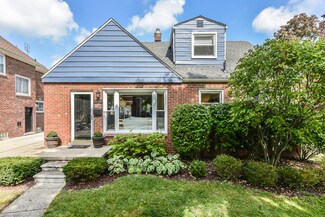 10494 Elgin Ave, Huntington Woods, MI 48070