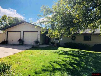 381 E Tyrone St, Le Center, MN 56057