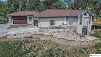 606 Pioneer Dr, Fort Calhoun, NE 68023