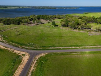 330 Lakewood Ln, Honey Grove, TX 75446