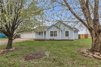 634 Hoover St, Pomona, KS 66076
