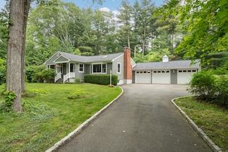 15 Hallsey Ln, Woodbridge, CT 06525