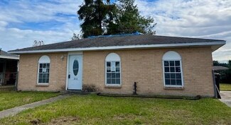 2113 W Christie Dr, Saint Bernard, LA 70085