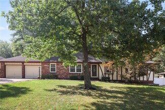 1005 E Langsford Rd, Lees Summit, MO 64063