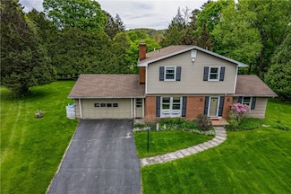 18 Pinehill Dr, Pittsford, NY 14534