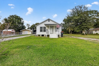 701 Lee Ave, Anahuac, TX 77514