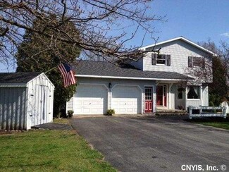 28 Twin Orchard Dr, Oswego, NY 13126
