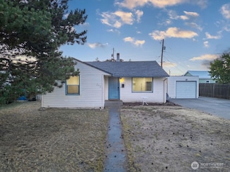 214 W Knolls Vista Dr, Moses Lake, WA 98837