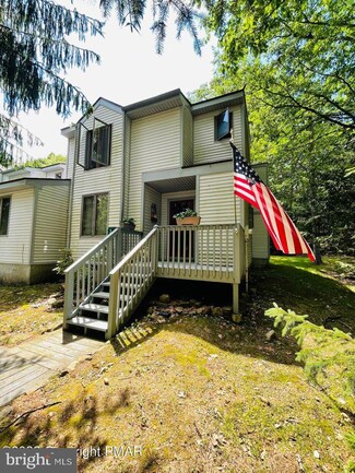 35 Castagnolia Dr, Lake Harmony, PA 18624