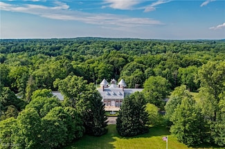 3450 Roundwood Rd, Chagrin Falls, OH 44022