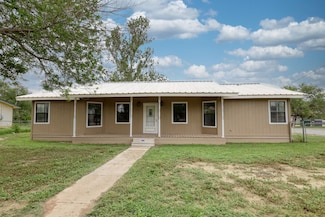 389 Uvalde Oaks Dr, Uvalde, TX 78801