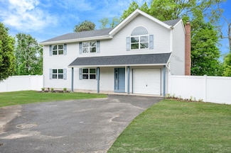 18 Locust Dr, Bay Shore, NY 11706