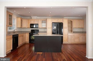 5303 Lake Cove Ct, Alexandria, VA 22315