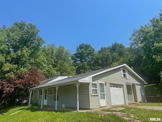 220 E Adams St, Petersburg, IL 62675