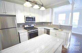 558 E 9th St, Charlotte, NC 28202