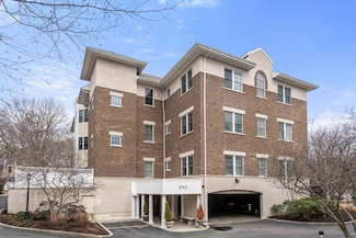 640 Hammond St Unit 202, Chestnut Hill, MA 02467