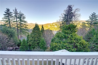 369 Wylerhorn Dr, Crestline, CA 92325