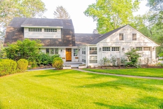 2 Spring Hollow Rd, Centerport, NY 11721