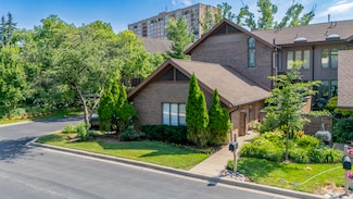 1210 Hawthorne Ln, Hinsdale, IL 60521
