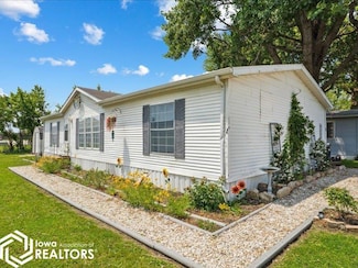 45 Village Ct, Mediapolis, IA 52637