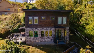 869 Chestnut Dr, Gatlinburg, TN 37738