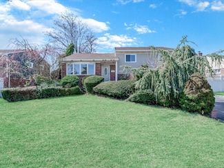 195 Floral Ave, Plainview, NY 11803