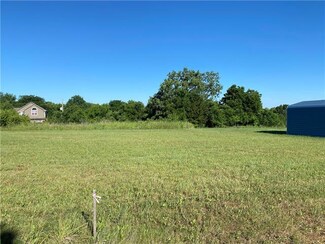 9 Cypress Ln, Linn Valley, KS 66040