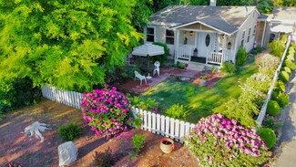 1174 Acacia Ln, Grants Pass, OR 97527