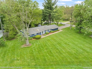 7408 N Briarcliff Knoll Dr, West Bloomfield, MI 48322