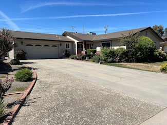 855 E Pleasant Ave, Tulare, CA 93274