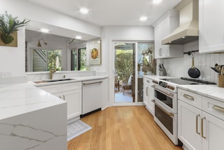 963 Duck Pond Rd, Fontana, WI 53125